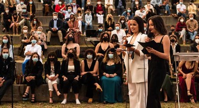 Medio centenar de alumnos e alumnas do IES de Tomio gradaronse no entorno da fortaleza de Goin