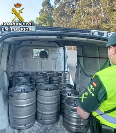 La Guardia Civil intercepta en Arbo (Pontevedra) dos partidas de vino que circulaba ilegalmente procedente de Portugal La Guardia Civil intercepta en Arbo (Pontevedra) dos partidas de vino que circulaba ilegalmente procedente de Portugal
