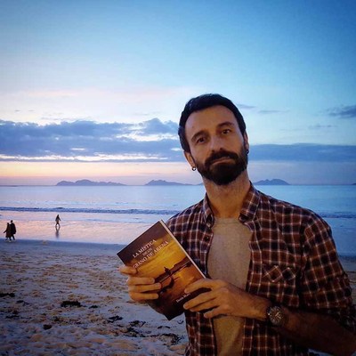 O guards Denis Maza contina coa presentacin do seu libro -La Mstica de un grano de arena-