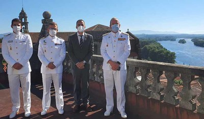O alcalde de Tui, Enrique Cabaleiro, recibe na casa do concello o novo comandante naval do Mio 