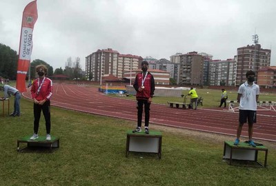 Recital en las pistas del atletismo en Balados (Vigo) de lex Sierpes Pereira en los 1000 metros obstculos