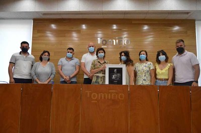 Pily Reones agasalla ao Concello de Tomio cunha copia da obra seleccionada na ltima edicin dos Premios Goya de Fotografa Profesional
