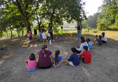 Os nenos e nenas do campamento de vern do Rosal ensinan a reciclar