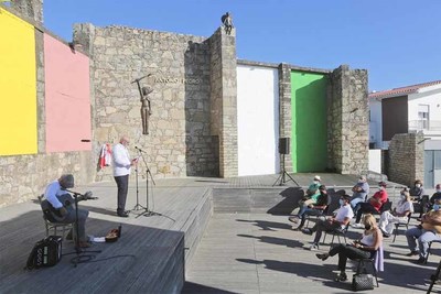 Esculturas -Mulher-Cao- e -A Ilha do Anjo- homenageiam Antnio Pedro em Moledo