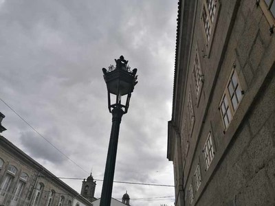 C21 solicita la mejora de la intensidad de iluminacin, la reposicin de los cristales por deslumbramiento y falta de esttica, y el acondicionamiento de los mstiles de las farolas de la ciudad