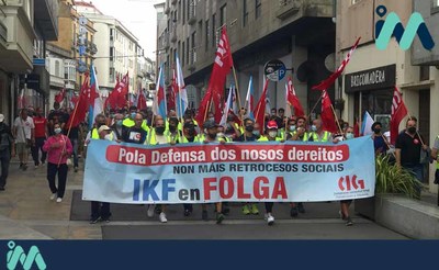 Arredor de medio milleiro de persoas participan na manifestacin de apoio  loita do persoal de IKF