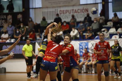 Una prodigiosa primera mitad le da el triunfo en el derbi al Mecalia Atltico Guards (32-22)