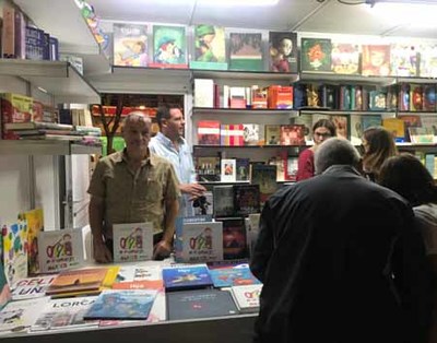 O escritor guards Francisco lvarez Koki firma exemplares do seu libro Olivia e o clarinete mxico na Feira do Libro de Sevilla