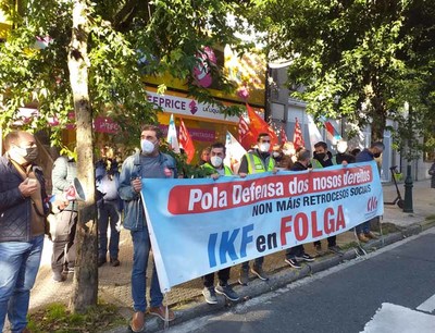 Persoal de IKF mobilzase diante do Parlamento galego para esixir a intervencin da Xunta no conflito laboral