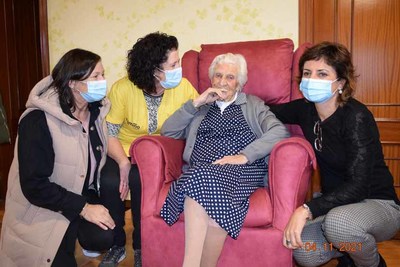Carmen Gmez, vecia de Amorn celebrou o seu 100 aniversario rodeada de cario 