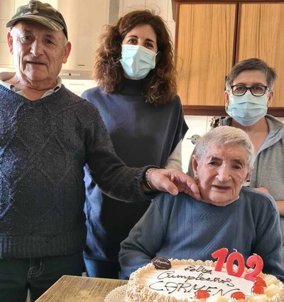 O Concello de Oia felicita  vecia de Burgueira Carmen lvarez polo seu 102 aniversario