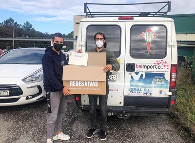 ABANCA entrega un juego de redes recicladas de su proyecto Redes Vivas al Balonmano Porrio y al Piragismo Penedo