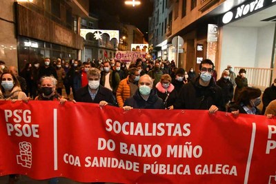 o secretario xeral do PSdeG-PSOE, David Regades, os alcaldes da Guarda e Tui e dirixentes socialistas na manifestacin da guarda en contra dos recortes na atencin primaria no Baixo Mio