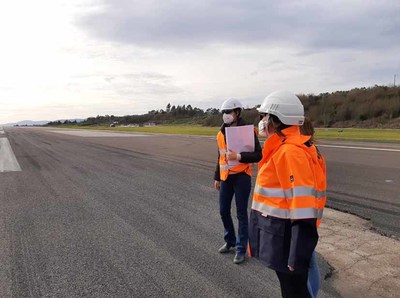 Maica Larriba anuncia que xa se iniciaron as actuacins de reparacin do firme no Aeroporto de Vigo