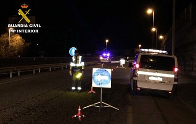 La Guardia Civil investiga al conductor de un vehculo por sendos delitos contra la seguridad vial