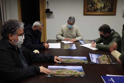 La Concejala de Turismo de A Guarda y el grupo de fotgrafos Capturando A Guarda editan el calendario fotogrfico para 2022