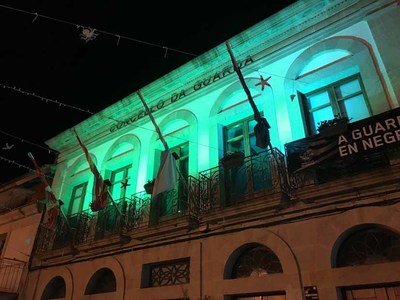 O Concello da Guarda tnguense de verde para conmemorar o Da Mundial contra o Cancro 