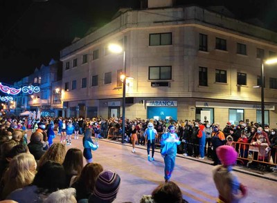 O pblico responde masivamente ao desfile de Entroido de Tomio -Venres de Foliada-