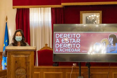 -Dereito a estar, dereito a aportar- lema do concello de Tui para conmemorar o 8M