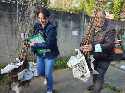 Tomio entrega as primeiras plantas frondosas dentro da campaa -Enche o teu monte de vida autctona