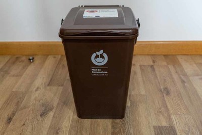 O Concello de Tui incentiva a compostaxe coa entrega de material  vecianza