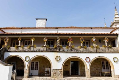 Centro histrico de Cerveira ornamentado com -as maias-