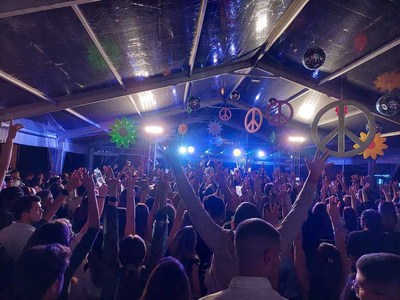 Valena Flower Power Party poe jardim municipal ao rubro