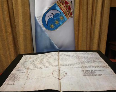 El Ayuntamiento de Tui entrega una reproduccin facsmil del diploma de Fernando II de 1170 a la Catedral