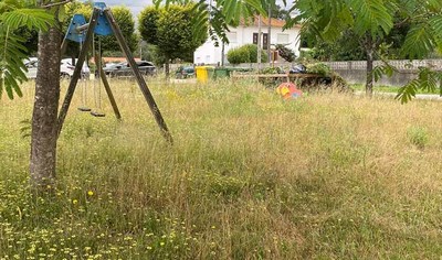 Vecios do barrio da Gndara de Goin piden a adecuacin e limpeza do parque infantil