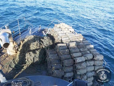 El Servicio de Guardacostas decomisa cerca de 2000 cacharros de pulpo y ms de 160 kilos de este cefalpodo en la zona de A Guarda