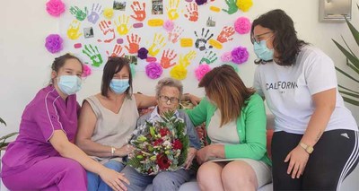 Evangelina Vila Albores -Leo-, recibe os seus 103 anos rodeada do cario da sa familia e das sas coidadoras