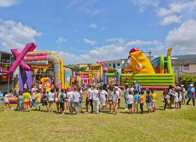 Quase mil criancas beneficiaram de um final de ano letivo com insuflveis gigantes e muita brincadeira