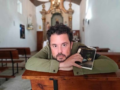 Diego Girldez presenta a sa novela na Librara Atlntica de A Guarda