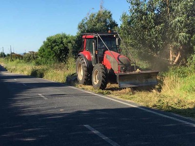 O Concello da Guarda desbroza a estrada de Circunvalacin ante a inaccin da Xunta de Galicia