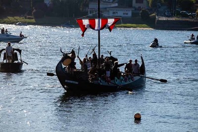 Enchente em Vila Nova de Cerveira para assistir  Invasao Viking