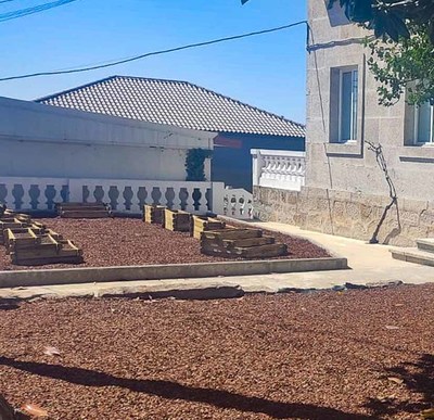O Concello de Tui acondicionou o patio dianteiro do CEIP de Pazos de Reis con zona axardinada e horto