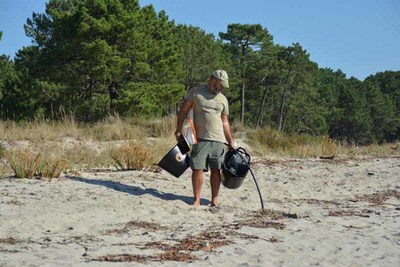 Medio cento de persoas voluntarias convocadas polo COBGA retiran 20 quilos de lixo mario da praia de Camposancos