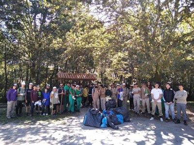 Rapazas e rapaces tomieses mllanse polos ros e recollen mis de 140 quilos de lixo