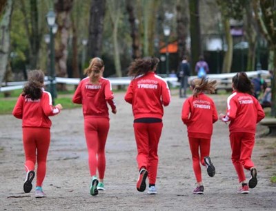 Atletismo Trega oferta plazas para la Escuela de atletismo de O Roaal
