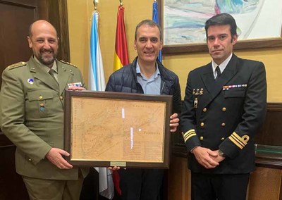 A sudelegacin de Defensa agasalla ao Concello de Tui cun mapa do sculo XVIII 