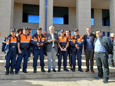 Tres voluntarios de Tui reciben o distintivo de permanencia de Proteccin Civil por mis de 25 anos na agrupacin local