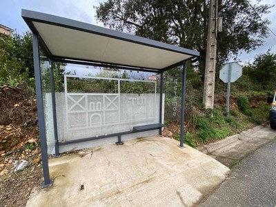 El Concello de Tui renueva las marquesinas de las paradas del transporte escolar en seis parroquias