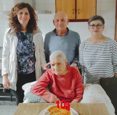 La mujer ms longeva de Oia, Carmen lvarez, cumple 103 aos