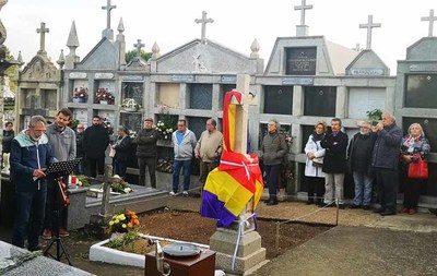 Acto da inauguracin do monumento na honra  dos 85 anos da morte de Cleominio Muiz Lorenzo e outros seis republicanos  soterrados no cemiterio de Camposancos 