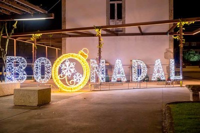 Tomio entrega alimentos e agasallos para non deixar a ningun atrs este Nadal