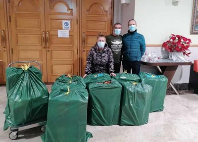 Campaa solidaria para llevar un regalo a los -abuelos- de las residencias de Tui