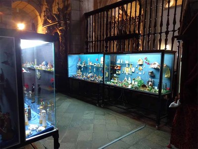 Amigos da Catedral de Tui organiza la exposicin -Belenes del mundo- con ms de 300 belenes en la catedral tudense