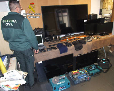 La Guardia Civil detiene a cuatro personas como presuntos autores de 17 robos en viviendas de Ponteareas y Tui