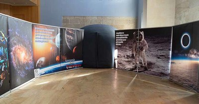 Comezou o planetario -Viaxando polo universo- na Biblioteca Municipal de Tui