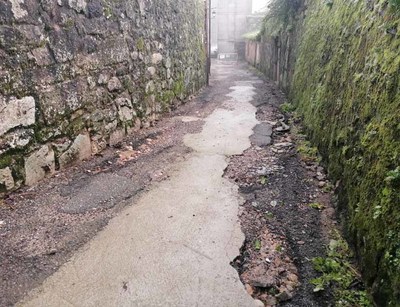 C21 considera inadmisible el estado del firme de la Travesa de Santo Domingo